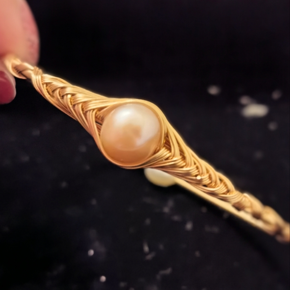 Freshwater pearl bracelet.